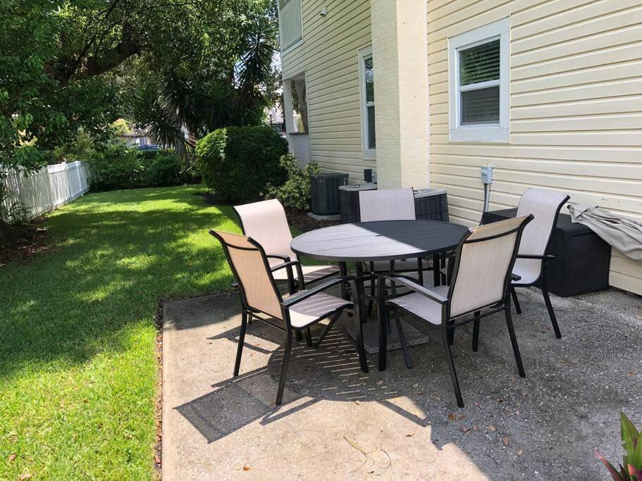 Appartement Overlooking Downtown Two Bedroom No Kids, No Pets *
