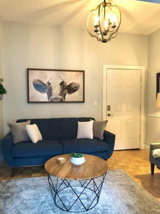 Appartement Overlooking Downtown Two Bedroom No Kids, No Pets